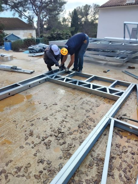 Assemblage des barres pour former des panneaux Villa design en structure métallique acier galvanisé léger en kit en France